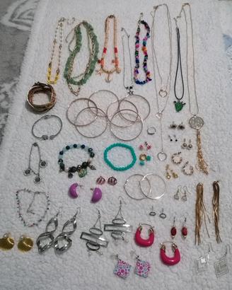 Lotto bigiotteria (41 pezzi) + sfera di latta