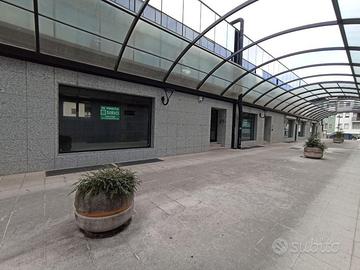 SUGGESTIVO SPAZIO COMMERCIALE - CENTRALISSIMO E...