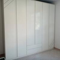 Armadio in legno, laccato bianco lucido