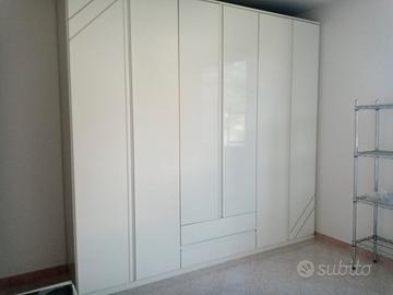 Armadio in legno, laccato bianco lucido
