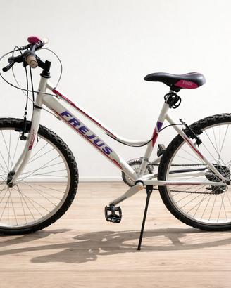 Bicicletta Frejus 24” ragazza – MTB bianca/fucsia