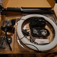 Tripode con luce + microfono. Nuovo