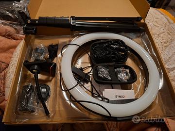 Tripode con luce + microfono. Nuovo