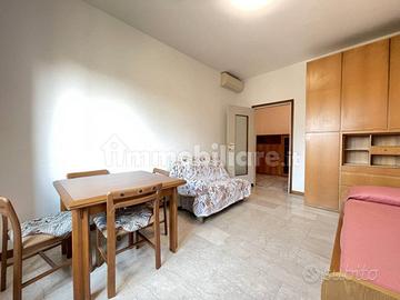 Singola luminosa piano alto mq16