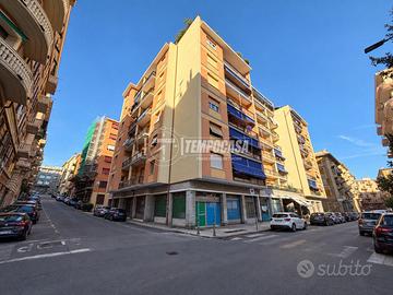 AMPIO PLURILOCALE LUMINOSO IN ZONA COMODA !!!