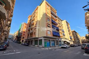 AMPIO PLURILOCALE LUMINOSO IN ZONA COMODA !!!