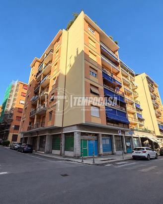 AMPIO PLURILOCALE LUMINOSO IN ZONA COMODA !!!