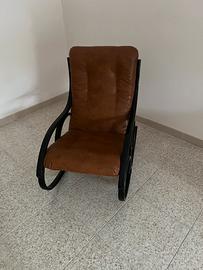 Sedia a dondolo vintage in legno curvato
