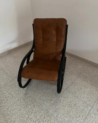 Sedia a dondolo vintage in legno curvato
