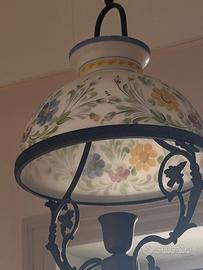 Lampadario in ferro battuto e vetro dipinto a mano