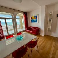 Appartamento fronte mare con posto auto privato
