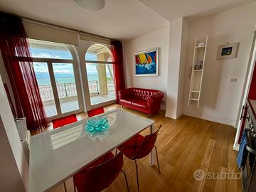 Appartamento fronte mare con posto auto privato