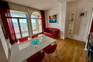 Appartamento fronte mare con posto auto privato
