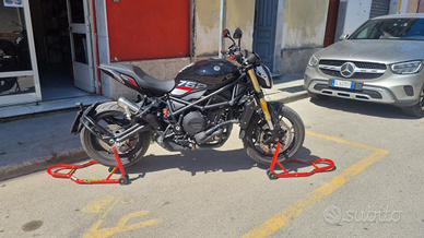 Benelli 752s 2023 + cavalletti + caschi