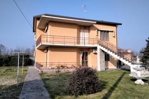 Edificio composto da due unita' immobiliari