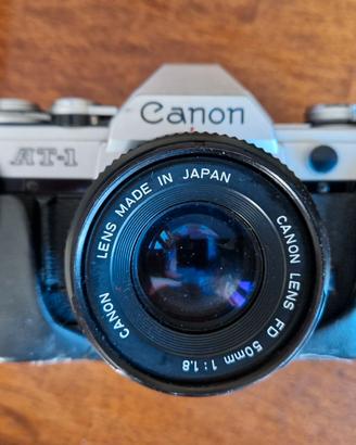 Canon AT 1 con obiettivo e accessori