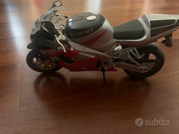 Modellino moto sportiva Suzuki GSX-R 750