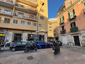 NEGOZIO A NAPOLI