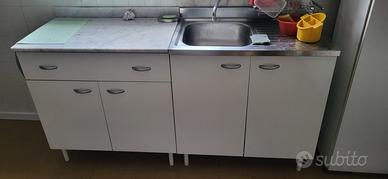 mobile cucina con lavello e rubinetto