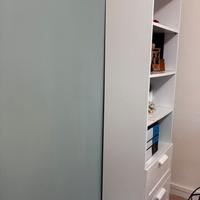 Libreria Ikea con due cassetti e quattro mensole