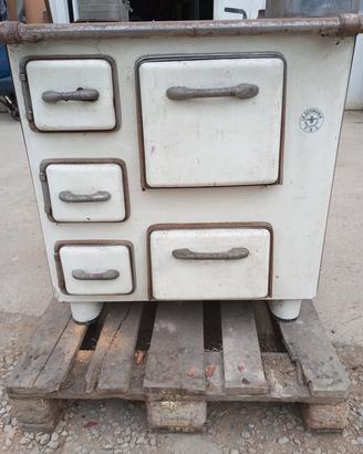 stufa a legna con forno e bollitore per acqua 