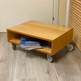 Tavolino portariviste in legno su ruote