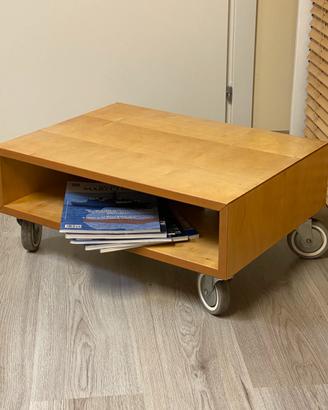 Tavolino portariviste in legno su ruote