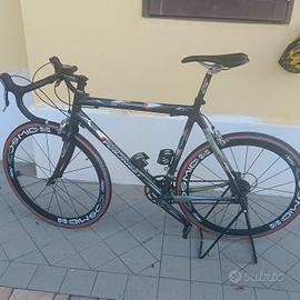 bicicletta da corsa in carbonio 