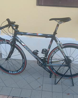 bicicletta da corsa in carbonio 
