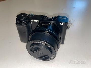 Sony Alpha A6000 + Obiettivo 16-50 OSS + Accessori