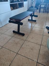 panca per pesi e attività fisica