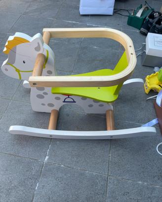 Dondolo in legno