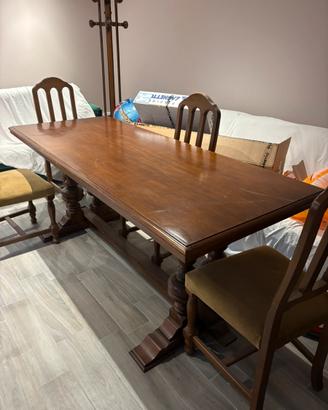 Tavolo in legno con sedie