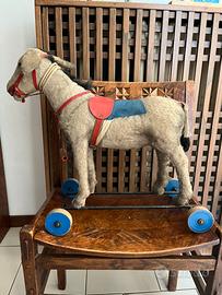Antico cavallino a dondolo