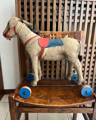 Antico cavallino a dondolo