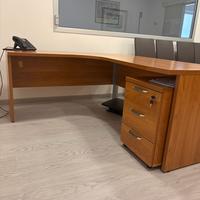 Scrivania  angolare con cassettiera in legno