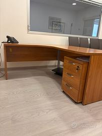 Scrivania  angolare con cassettiera in legno
