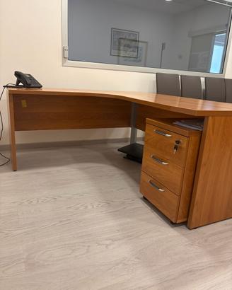 Scrivania  angolare con cassettiera in legno