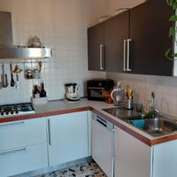 Intera cucina con elettrodomestici
