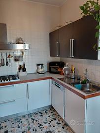 Intera cucina con elettrodomestici