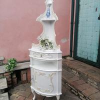 Graziosa angoliera in vero legno, lavorato shabby 