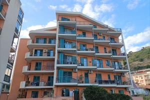 Compl. Aquilone, trivani con cantina e posto auto