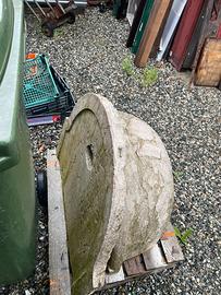 Fontana del 700 in pietra