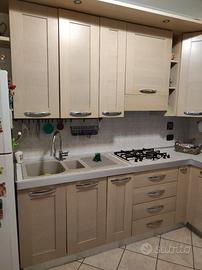 Cucina angolare  con ante in legno