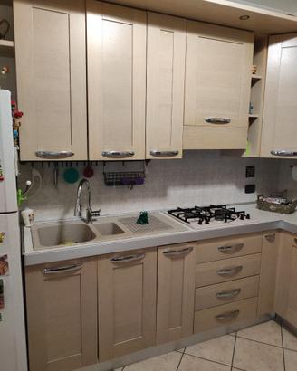 Cucina angolare  con ante in legno