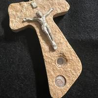Croce Tau in pietra. aturale di Medjugorje