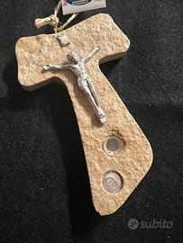 Croce Tau in pietra. aturale di Medjugorje