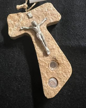 Croce Tau in pietra. aturale di Medjugorje