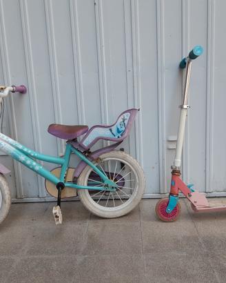 Bicicletta e monopattino e due giocattoli 