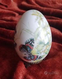 Uovo di porcellana vintage dipinto a mano